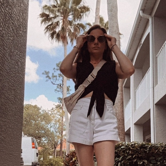 🔆 Meet your Posher, Kayla 🔆 - Picture 4 of 9